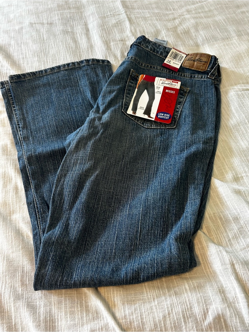 Levis Bootcut Jeans in Dark Blue Wash
